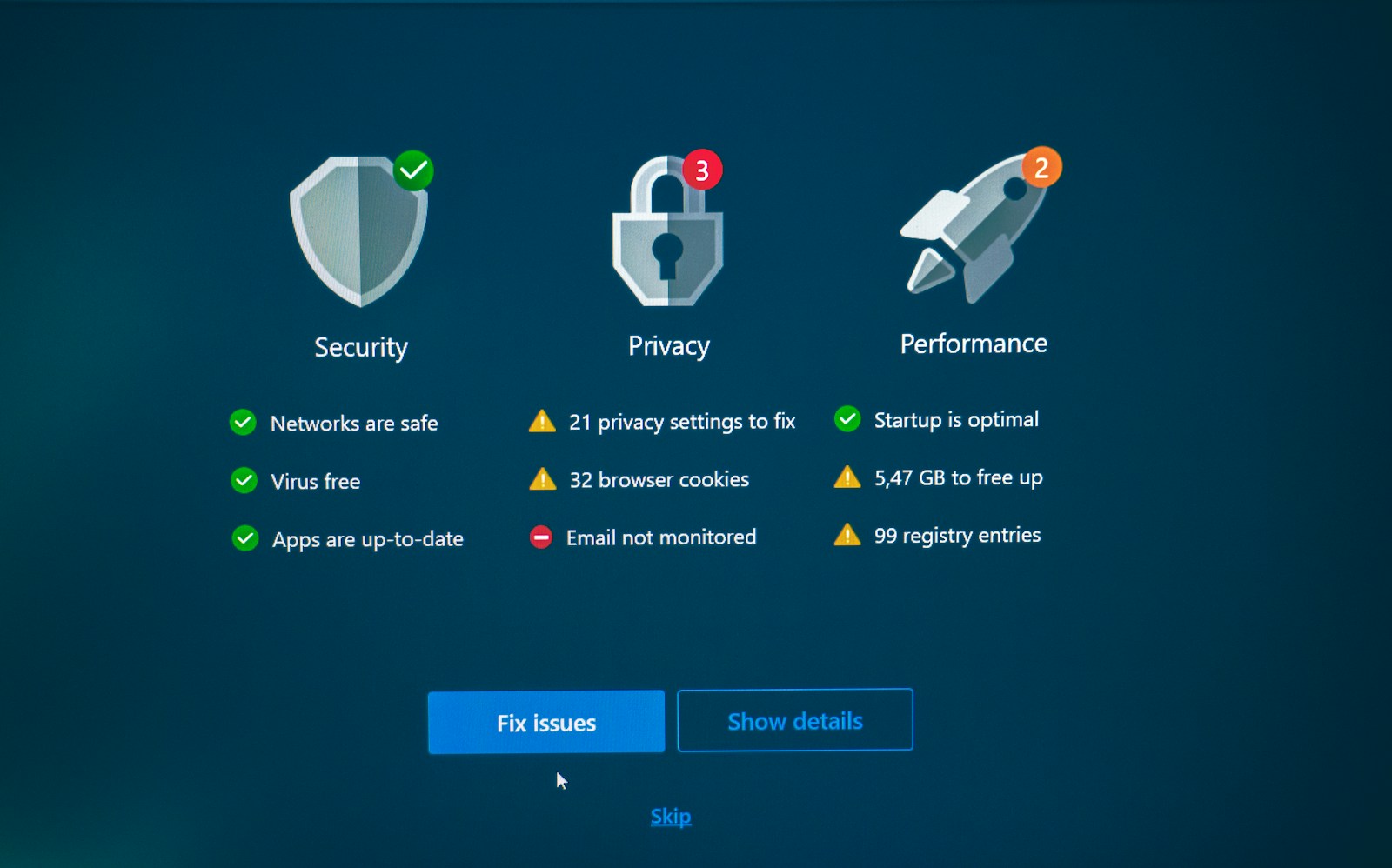 A computer screen showing a privacy and security scan that flags 32 browser cookies and 21 privacy settings to fix