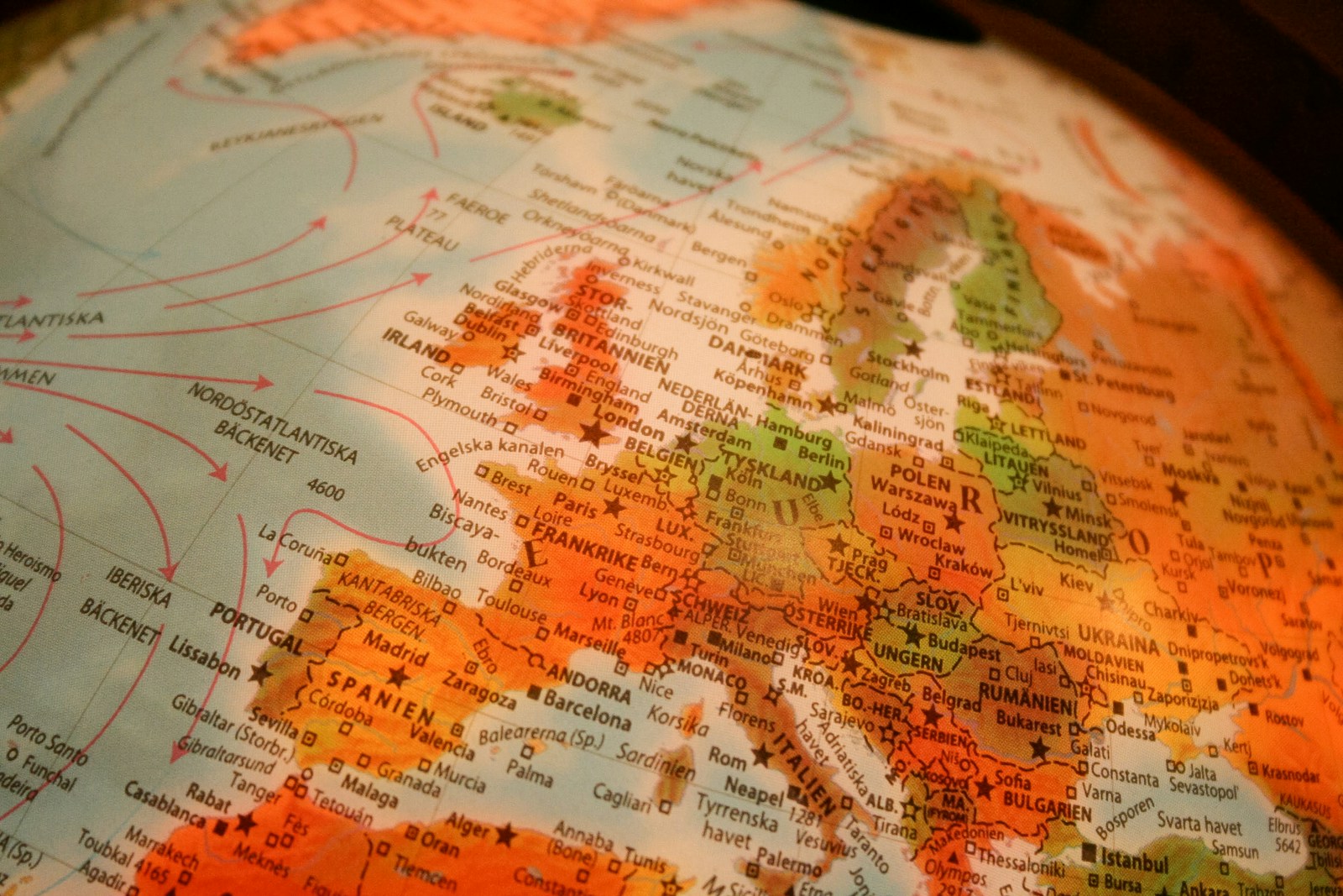 Illuminated desk globe showing Europe with country and city names printed in Swedish, such as Tyskland and Frankrike